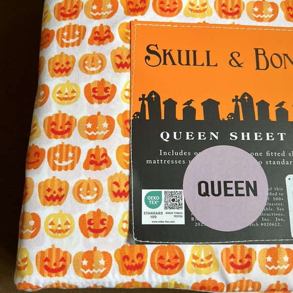 New Skull & Bones Cute Fall Pumpkins 4 Piece Queen Sheet Set Jack O Lantern - Picture 2 of 2